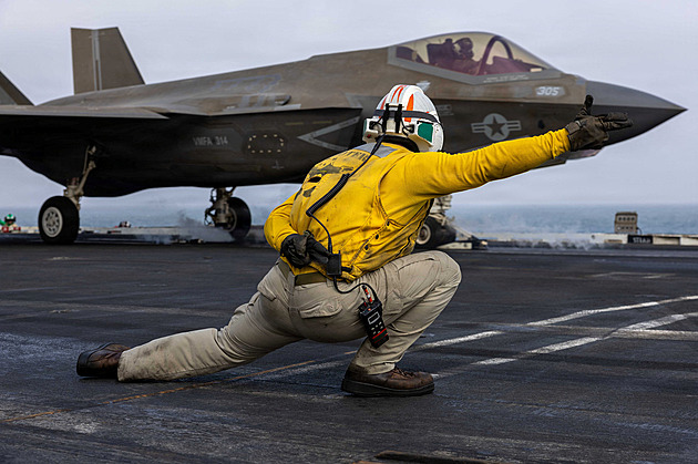 Sebevražedná úzkost, čekání na návrat. Na palubě vysílené lodi USS Abraham Lincoln