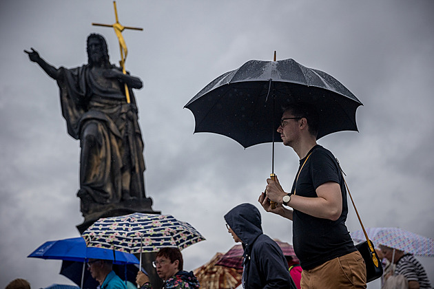Česko čeká po vlně veder výrazná změna počasí. Většinu území zasáhne déšť