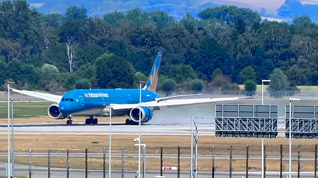Dreamliner s 287 lidmi při startu přejel dráhu. Poškozený se vrátil do Mnichova