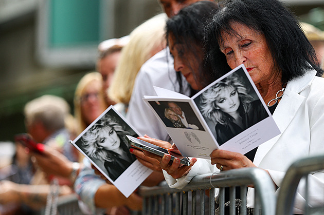 „Milovala být na pódiu.“ Blízcí i fanoušci se rozloučili se zpěvačkou Bonnie Tyler