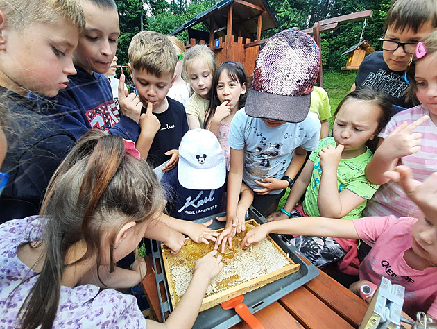 Děti poznávají řemesla přímo u výrobců. Učí se i pečovat o přírodu