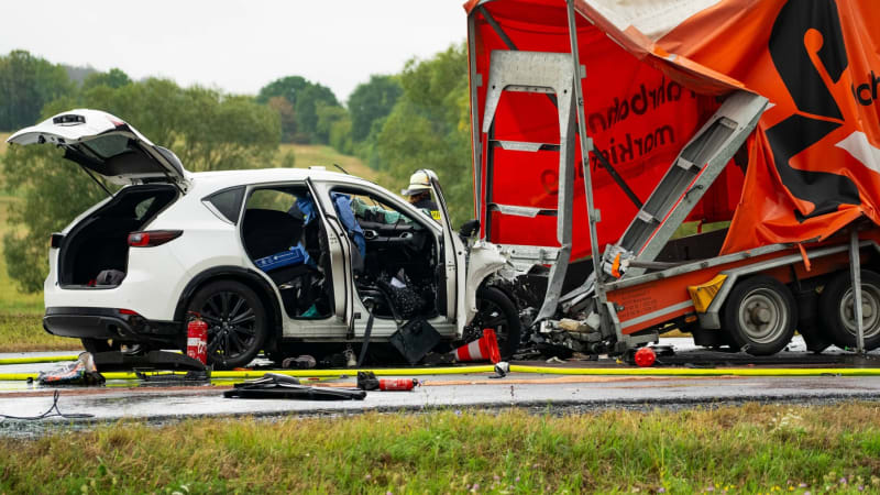 Tragická nehoda osmi dětí v kradeném autě. Bouračka si vyžádala v Hesensku dva lidské životy