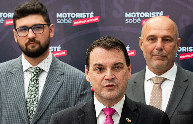 Hrozní zůstaneme a polepšit se nehodláme, slíbil Macinka. Sám kandiduje v Praze