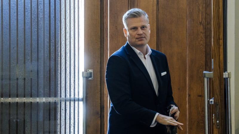Turek ostře k Pavlovi: Co je schvalování vstupu vojsk v roce 1968 proti Jogurtgate