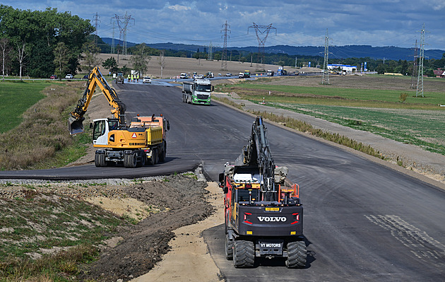 Asfalt voní, část obchvatu finišuje. Řidiči se od října vyhnout dvěma obcím u Budějovic