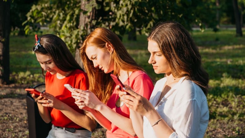 Velká změna na čele nejpopulárnějších smajlíků. Kdo a proč usadil na trůn usedavý pláč?