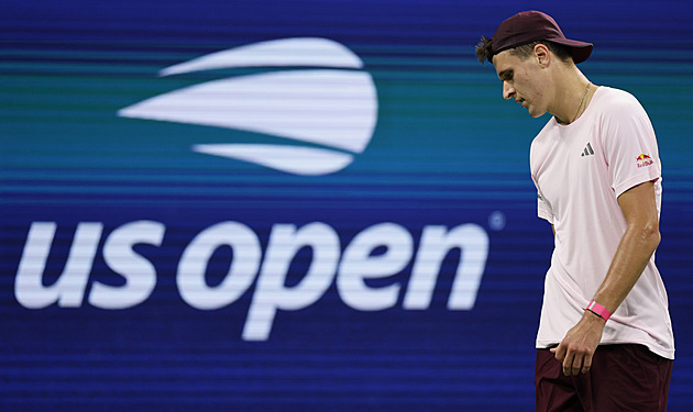 Menšík v noční bitvě mladíků promarnil vedení a na US Open končí ve třetím kole