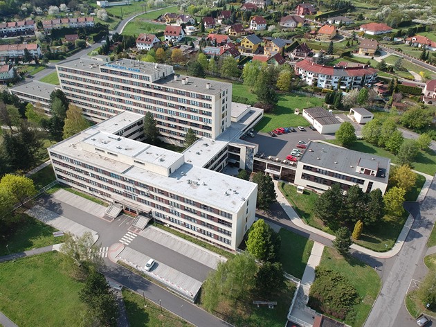 Kvůli výhrůžce bombou evakuují nemocnici v Kadani, pryč musejí i pacienti na lůžku
