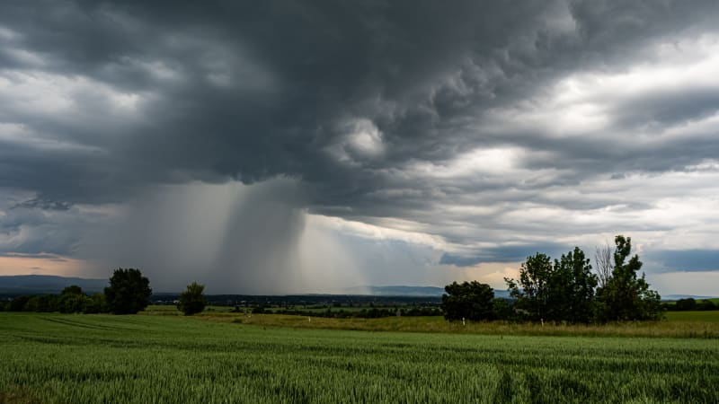 Počasí roztrhne Česko: MAPA ukazuje, že se teploty budou lišit až o 15 °C. Kde udeří bouřky?
