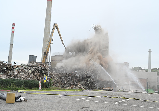 VIDEO: Zbytek budovy 34 se při demolici sám zhroutil, kolaps zachytila kamera