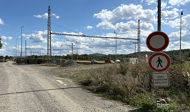 Rok a půl po benzenové havárii. Navzdory testům lidé v Hustopečích vodě nevěří