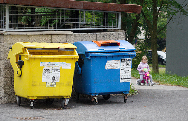Bezdomovec se před deštěm schovával do kontejneru, skončil v popelářském voze