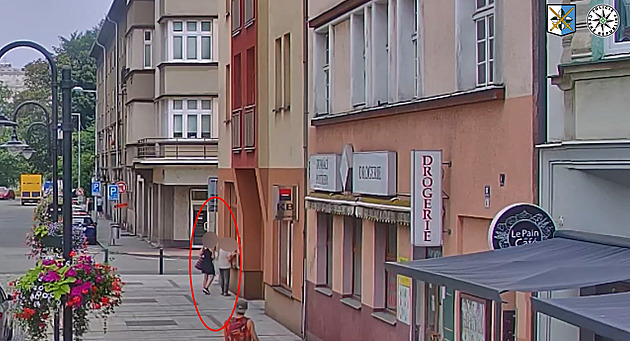 Chcete pomoct s taškou? Zloději se vtírali do blízkosti seniorů, pak je okradli