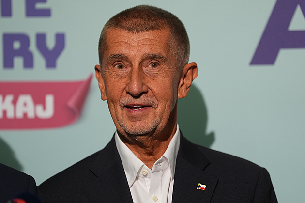 Konec poplatků může vláda dál odkládat, ODS škodí bezbarvost, říká politolog