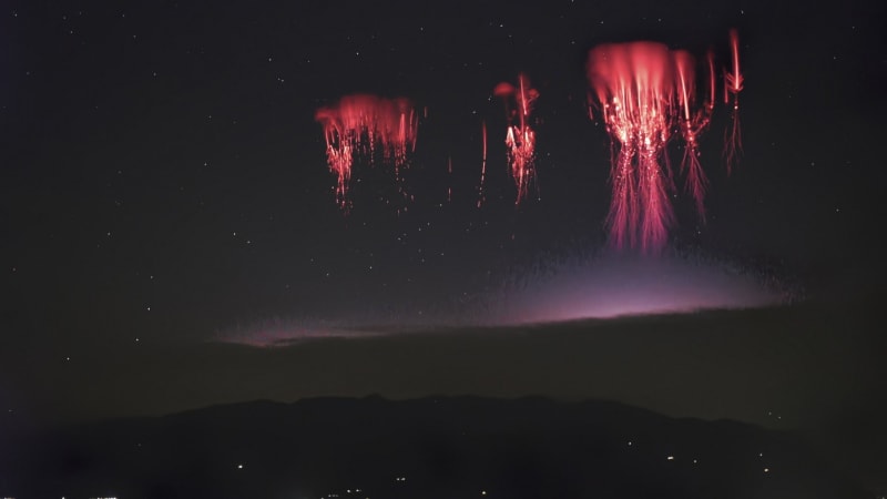 Krásní „červení skřítkové“ rozzářili nebe. Fotograf zachytil nad Evropou vzácný přírodní úkaz