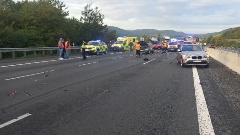 Doprava na Prahu stojí: Na dálnici se střetlo devět vozidel, zasahují záchranáři