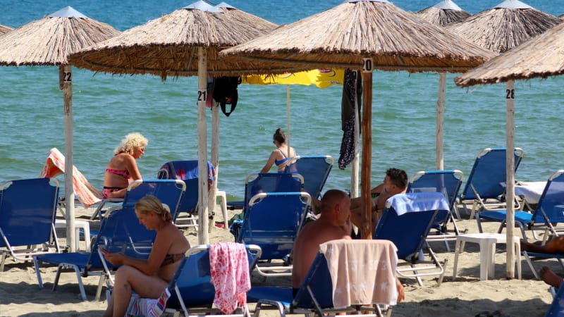 Poprali se o lehátko v Řecku, 82letý muž zemřel. Křik byl slyšet po celé pláži