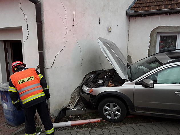 Řidič ze Švédska dostal za smrt chodce na Brněnsku podmínku, k soudu nepřišel