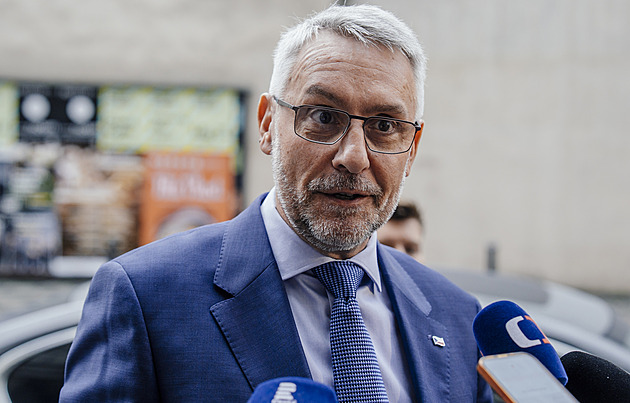 Platy policistů a hasičů vzrostou, slíbil Metnar. Odbory mají výhrady