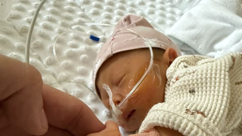 Bětuška žila jen 57 hodin. Zemřela doma v náručí rodičů, její příběh má pomoci dalším rodinám