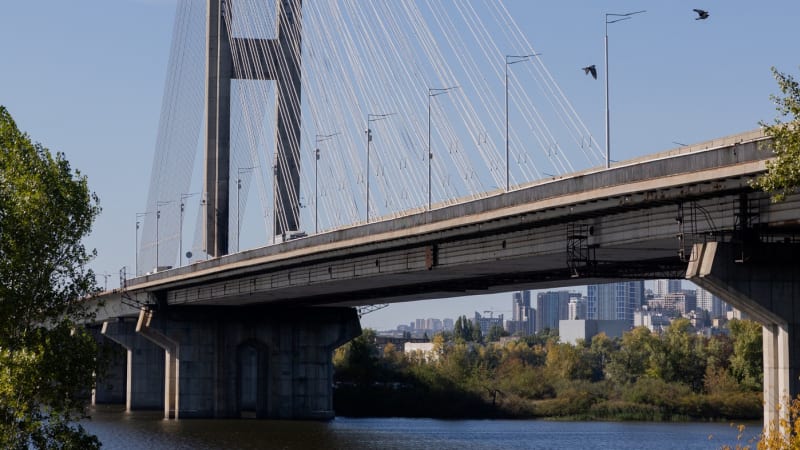 Rusové udeřili na klíčový most přes Dněpr. Na místo podle starosty Kyjeva míří záchranáři