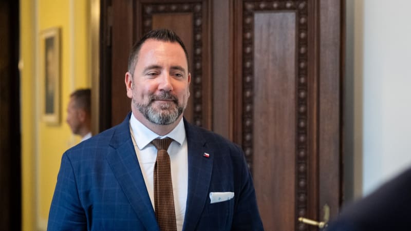 Evropa s námi nehraje fér, hájí Červený zpoždění klíčového dokumentu. Opozici vadí nejasnosti