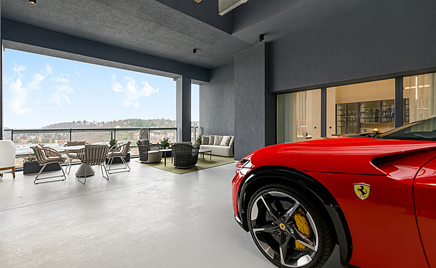 Výtahem do obýváku i s autem. Tento loft v Praze boří představy o luxusu