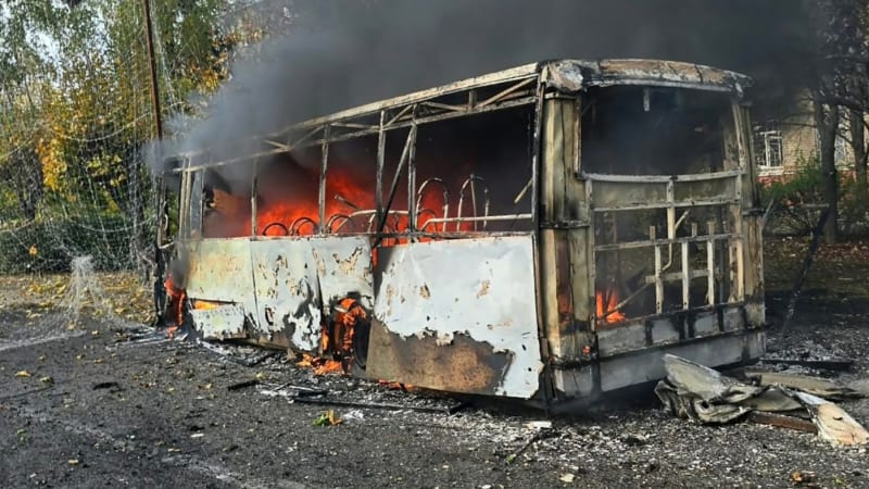 Zemřelo 30 lidí. Rusko útočilo na linkové autobusy v Kramatorsku, mělo použít klouzavé bomby
