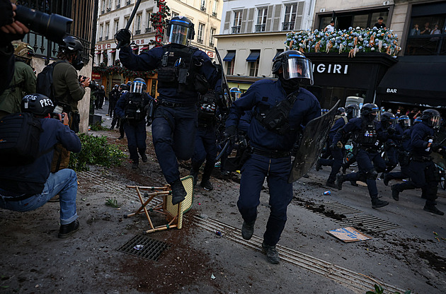 Ve Francii protestovalo více než 70 tisíc lidí. V Paříži nasadila policie vodní děla