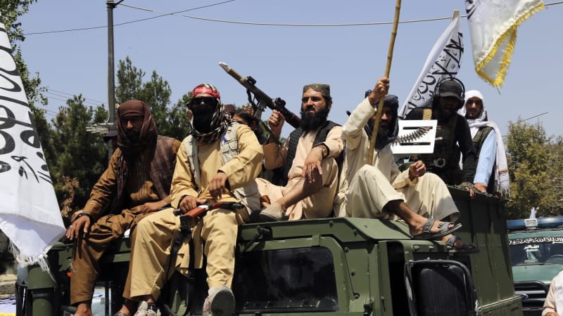 Letadla plná Afghánců a tajné schůzky: Tálibán svírá Evropu v kleštích, ta se pomalu podvoluje