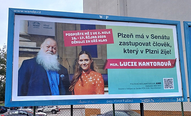 Senátor ODS pózuje s kandidátkou ANO. Kupka zuří, billboardy narychlo přelepí