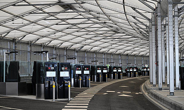 Srážka autobusu s nákladním vlakem u Eurotunelu. Zraněných jsou dvě desítky