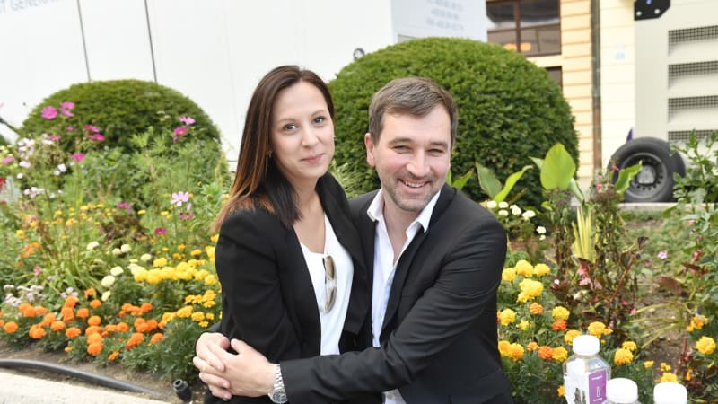 Ondřej Sokol žije s o 21 let mladší Nikol v moderním domě. Na chalupu jezdí do rodného kraje