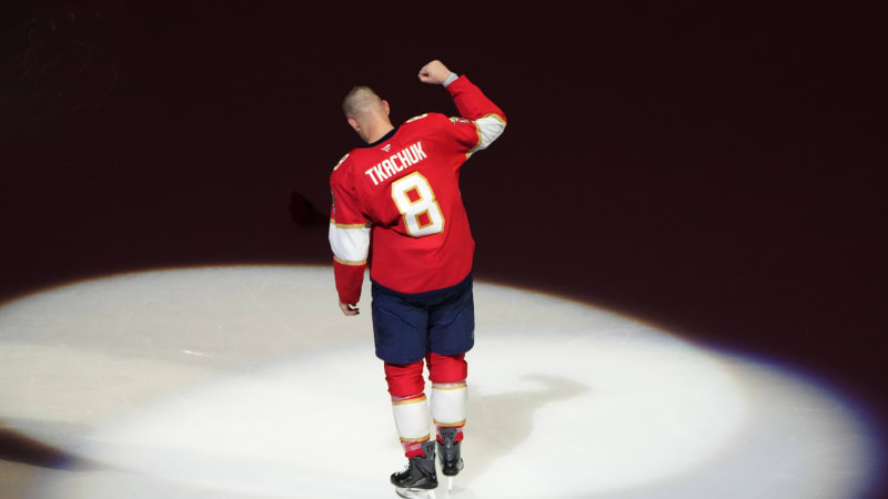 Smršť hattricků v NHL: Tkachukovi se povedl málo vídaný kousek. Nastartoval se i Bedard