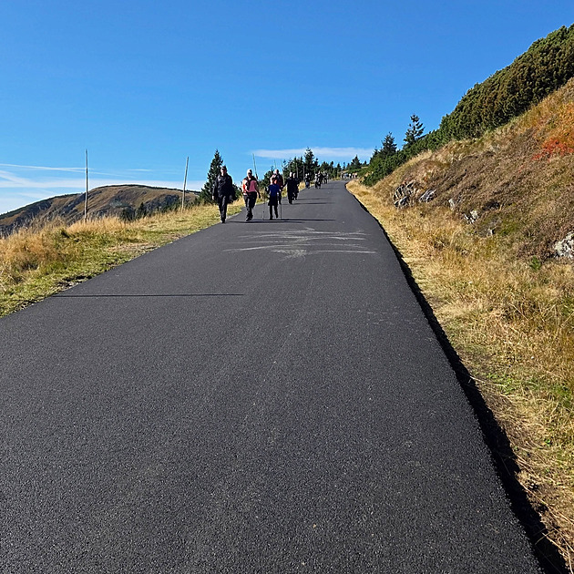 Bez kostek a výmolů. Asfaltka na Zlaté návrší těší cyklisty, jiné zlobí
