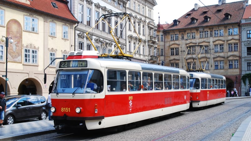 Agresor vytáhl nůž kvůli pláči dítěte v pražské MHD. Rodině vyhrožoval smrtí, je stále na útěku