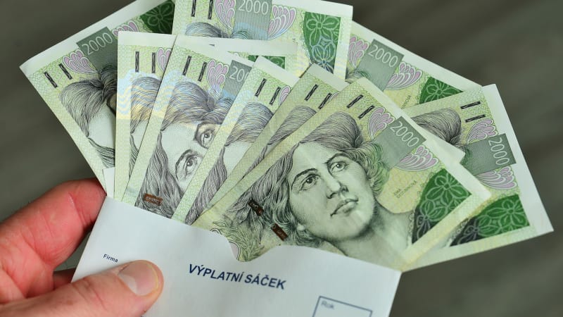 Kolik bere kolega? Směrnice o mzdách přišla pozdě a dělá málo, zní z odborů. Firmy vládu chválí