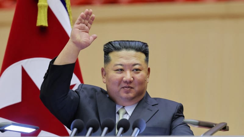 Kim Čong-un je v kómatu, spekulují média. Režim ukázal fotky, jak si prohlíží dámské boty