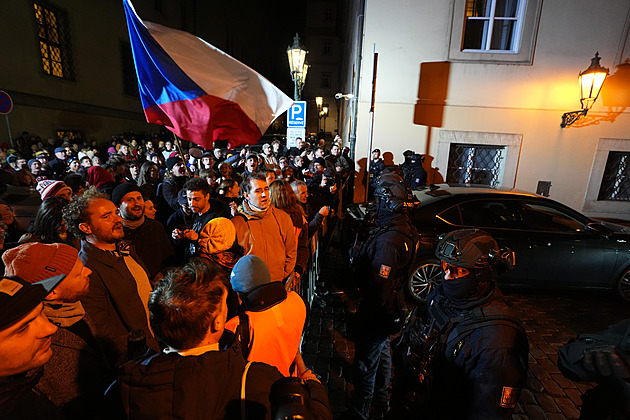 Desítky demonstrantů chtěly vniknout do Sněmovny, musela zasáhnout policie