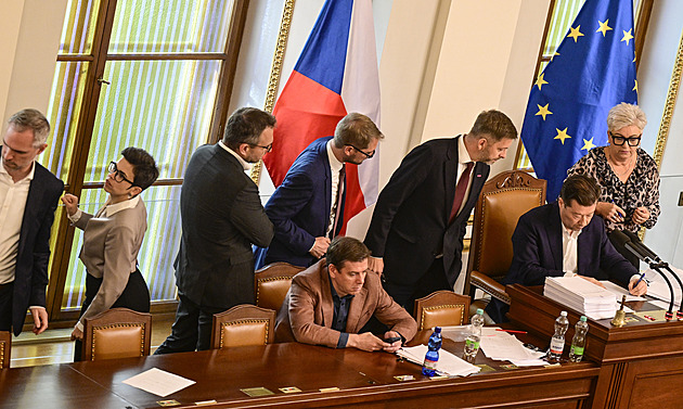 Koalice protlačila konec poplatků ČT a rozhlasu v sobotu po půl páté ráno