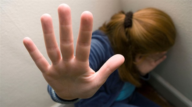 Policie ve Znojmě šetří napadení dívky se sexuálním podtextem, zadržela dva mladíky