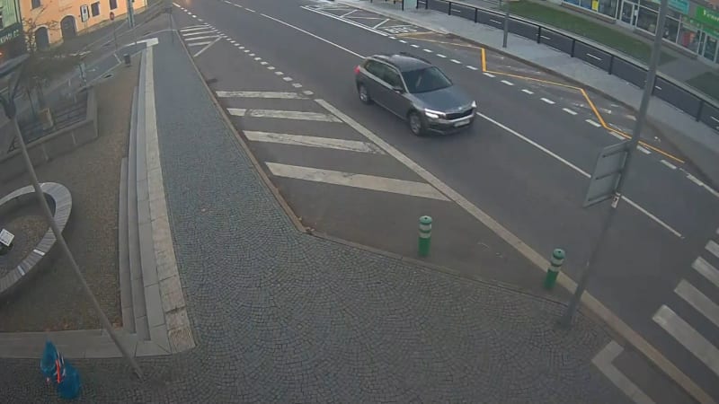 Blízko k tragédii: Opilý řidič ve Žďáru jen těsně minul tři lidi na chodníku, ukazuje video