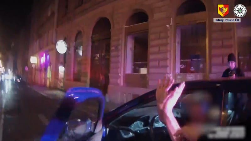 Opilý řidič v kradeném autě předstíral kolaps. Když policisté vytáhli defibrilátor, ožil