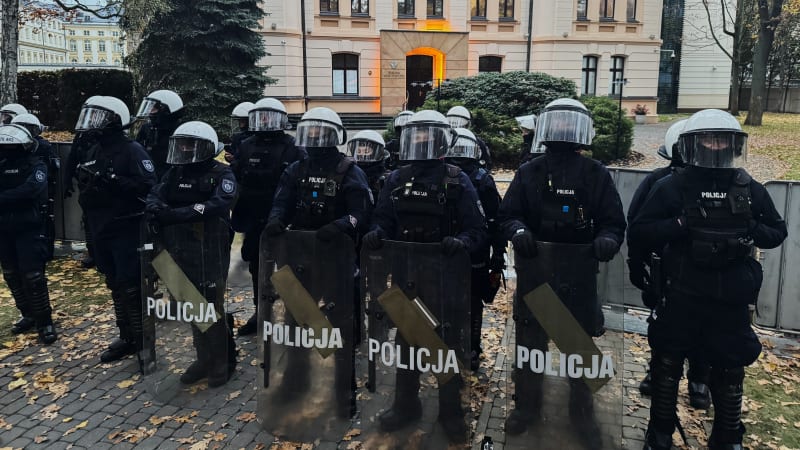 PŘEHLEDNĚ: V Polsku došlo k puči, bouří se opozice. O co ve sporu jde a jak to může skončit?